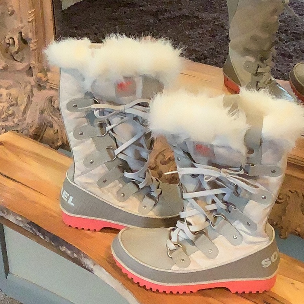 Women’s Sorel EUC winter faux fur lined tall boots. US size 6.5.